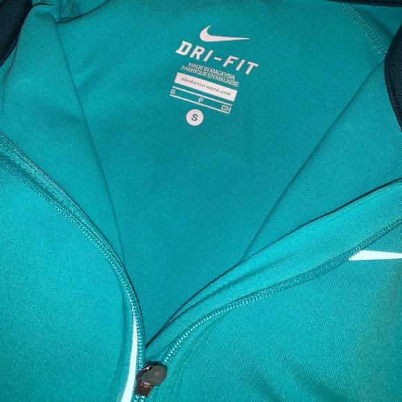 SOLD Nike Dri-Fit Women’s Sweatshirt 💚 - Picture 2 of 2
